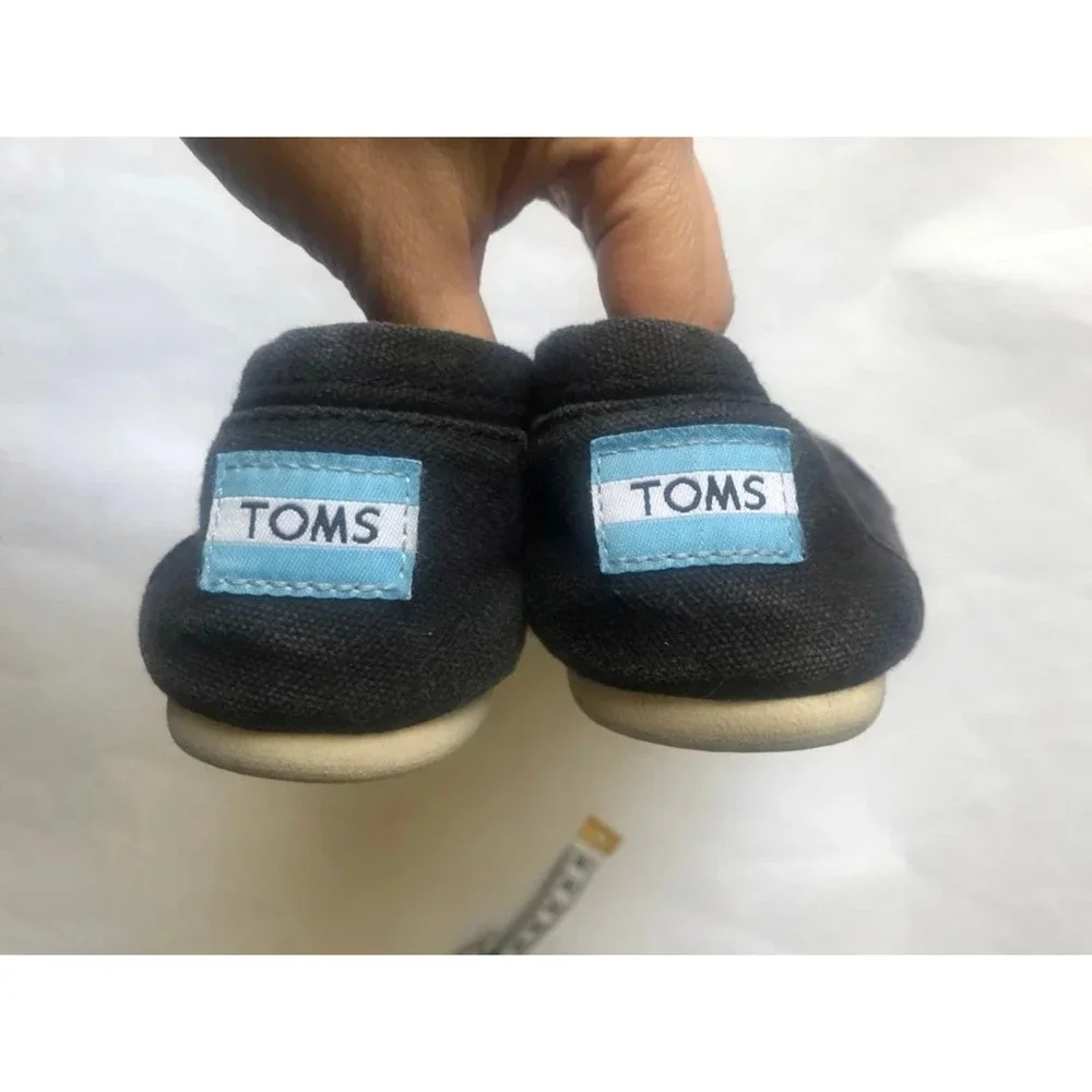 TOMS women’s black canvas flats size W5.5